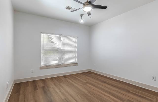 5225 Maple Avenue Gallery 3