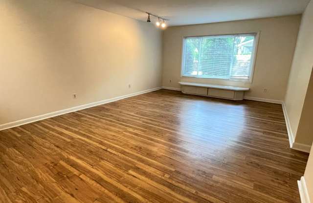 Awesome location walking distance to UNC, 2br w/ updates in Chancellor Square! Gallery 3