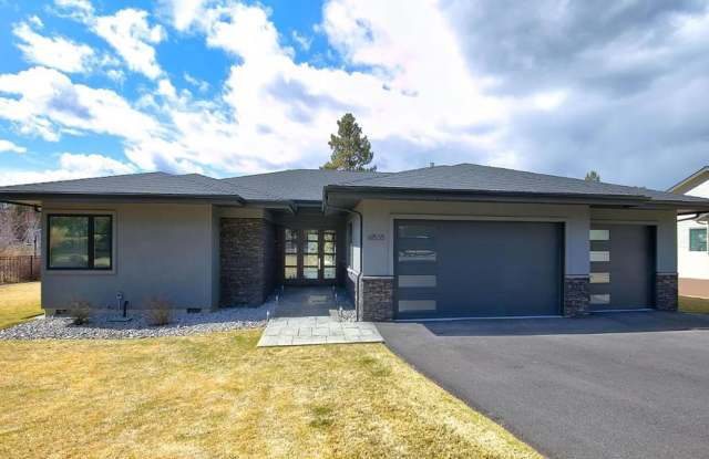 Beautiful and Spacious 3 Bed/2.5 Bath Home on 0.46 Acre Lot in SE Bend photos photos