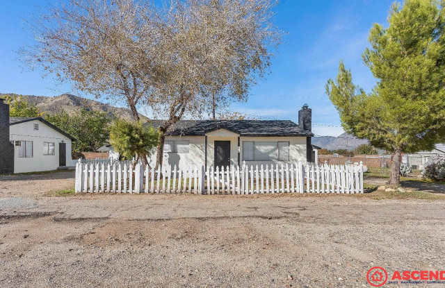 Move-In Ready 2BR Home in Lake Isabella Area – Trash & Sewer Paid, Pets OK! Gallery 1