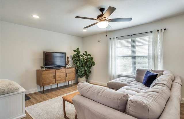 5845 Sandhurst Lane Gallery 2