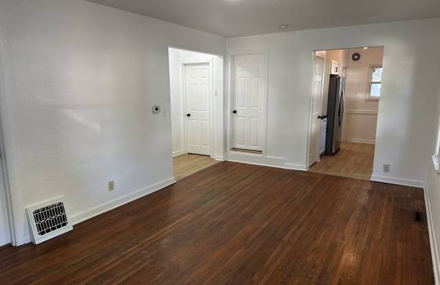 Spacious 2 Bedroom Home Near Iowa State with Garage, Finished Attic & Extra Living Area Gallery 4