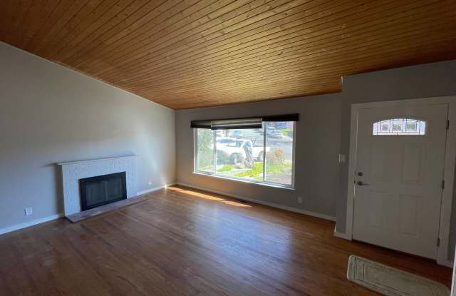 Awesome Commuter Location 3 Bedroom 2 Bath Gallery 3