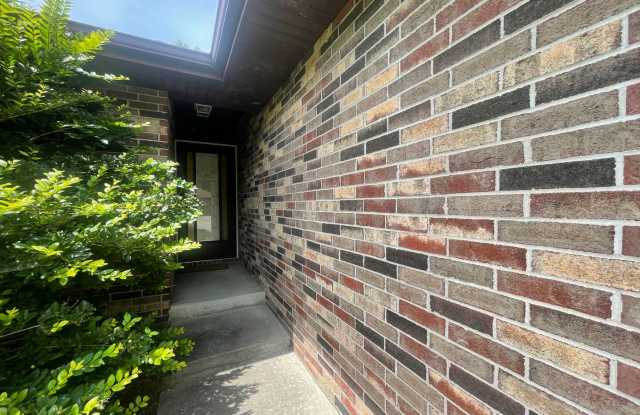Cozy House 3 bed 2 bath 2 car garage looking for you! Located in desired southeast Springfield neighborhood! Gallery 3