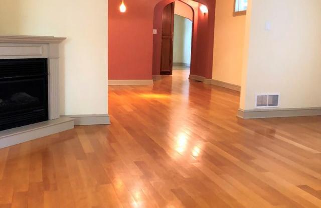 812 N Broadway Gallery 3