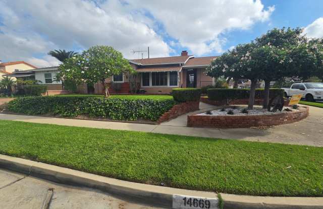 Excellent 3 Bed, 2 Bath Corner Lot Home! Gallery 1