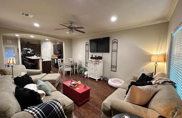 Super Spacious 2 Bed/2.5 Bath Condo off University! Gallery 3