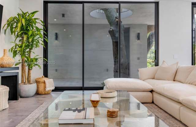 1000 NW 9th Ct Gallery 3