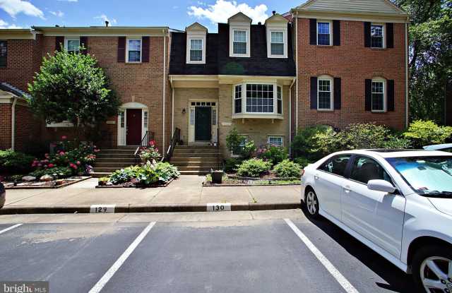10429 CARRIAGEPARK COURT - 10429 Carriagepark Court, Kings Park West, VA 22032
