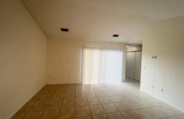 2 Bedroom, 1 Bath and 1 Car Garage Cute Duplex Gallery 4