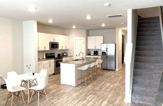Spacious Condo with 2 Car Garage Gallery 1