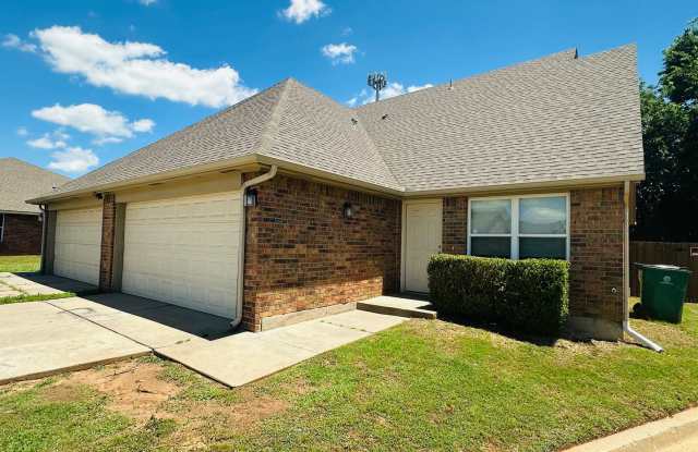 Large 3 bedroom 2 bathroom! Mustang School District photos photos
