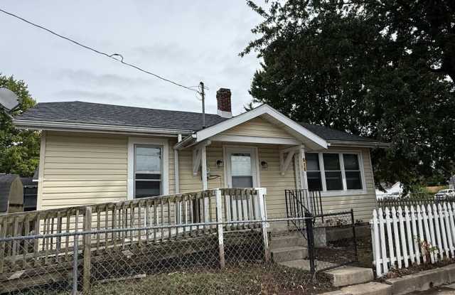 Cute - 2 Bedroom Renovated Home - Fenced Yard Gallery 1