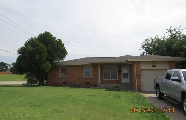 Great Home located close to shopping, restaurants, Hospital and  easy access to Ft Sill. Gallery 1