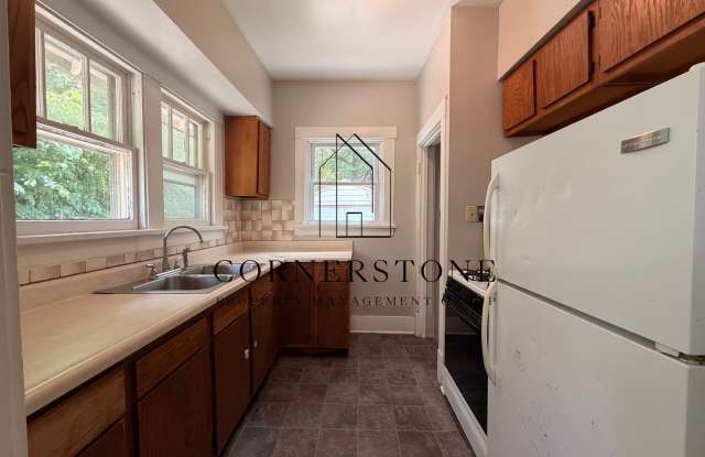 2 bedroom bungalow. New flooring $795 photos photos