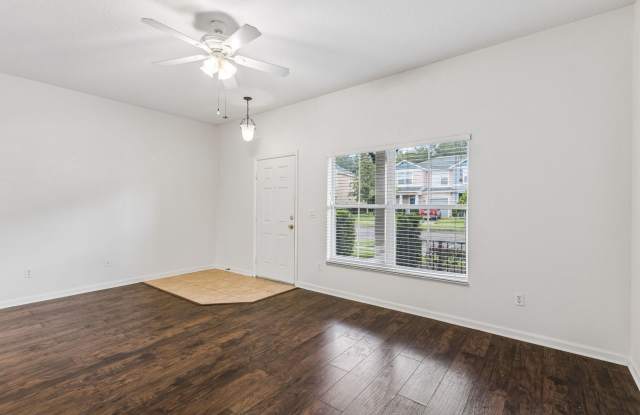 Charming Avalon Park 3/2.5 Townhome with 2-Car Garage! Gallery 4