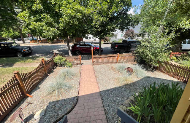 Great location! Furnished 2 bedroom, 1.5 bath House with Bonus Room Gallery 4