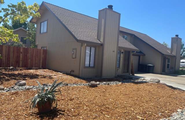 Completely Updated Roseville Townhouse available NOW Gallery 1