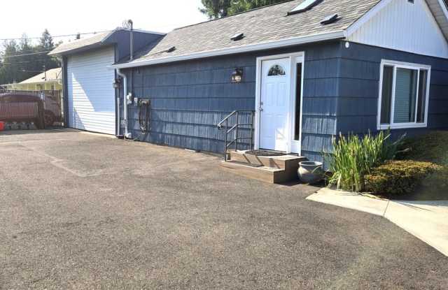 Large One Bedroom with oversized Garage on private quiet street photos photos