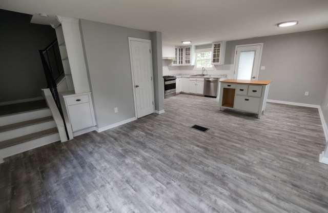 Allison Park - 2 BR Duplex, Fully Renovated, Garage/Driveway, Huge Yard! photos photos