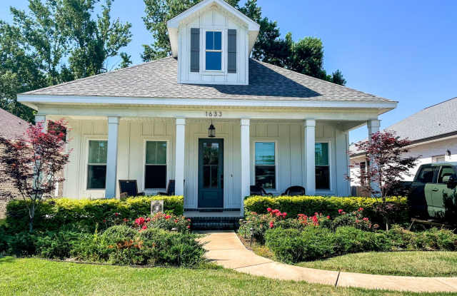 Custom built, almost brand new one story 3/2 home with all of the East Hill charm! photos photos