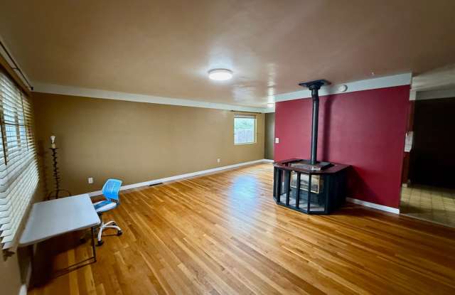 Ideally Located 3 Bed Home in North Spokane w/ Large Fully-Fenced Yard! Gallery 4