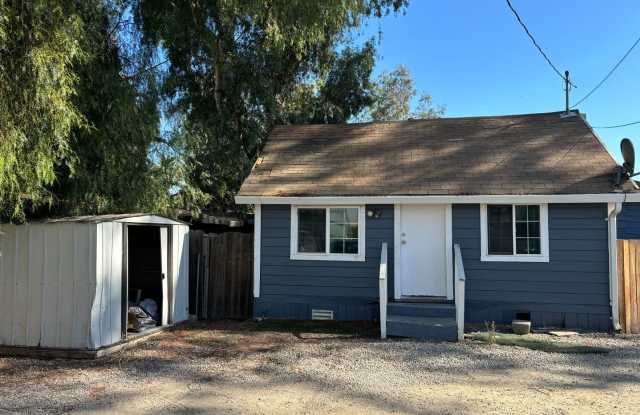 CUTE COTTAGE DOWNTOWN BYRON..FENCED YARD WITH PLENTY OF PARKING SPACE photos photos