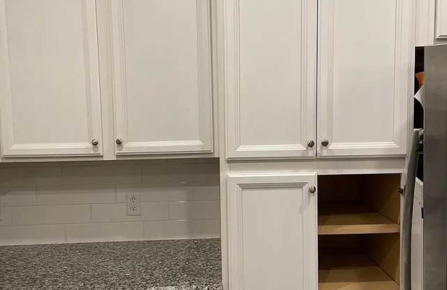 Room for Rent in 4 Bedroom Home at Farm Pond Trl Gallery 4