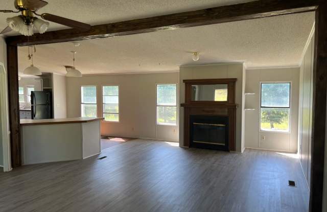 Nice 3 Bedroom 2 Bath Available Now! Schedule your tour and Apply today! Gallery 3