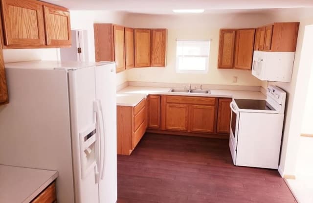 481 E 288th St - 481 East 288th Street, Willowick, OH 44095
