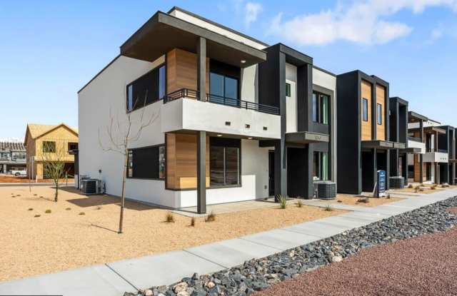 Like New - Long Valley Modern Design - Active Life Style Awaits - 3222 Elkhorn Lane, Washington County, UT 84780