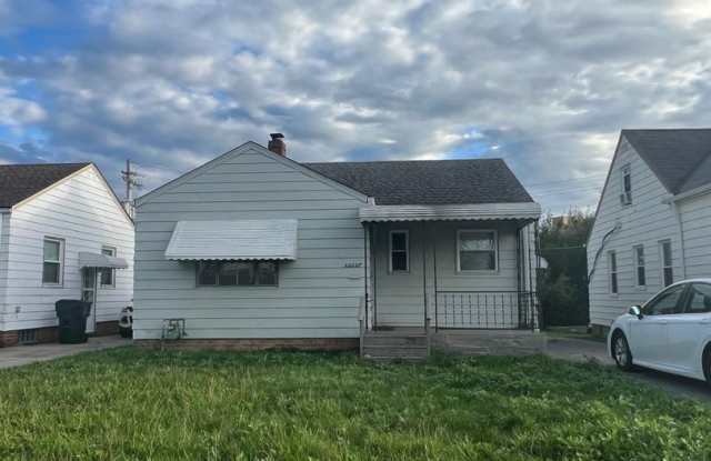Charming 2-Bedroom Single-Family Home in Garfield Heights! Gallery 3
