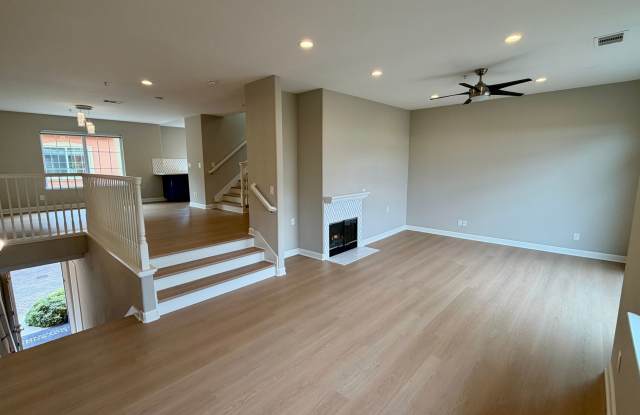 Beautiful 3 bed 2.5 bath Townhouse with A/C in Santa Clara. Must see! Gallery 4