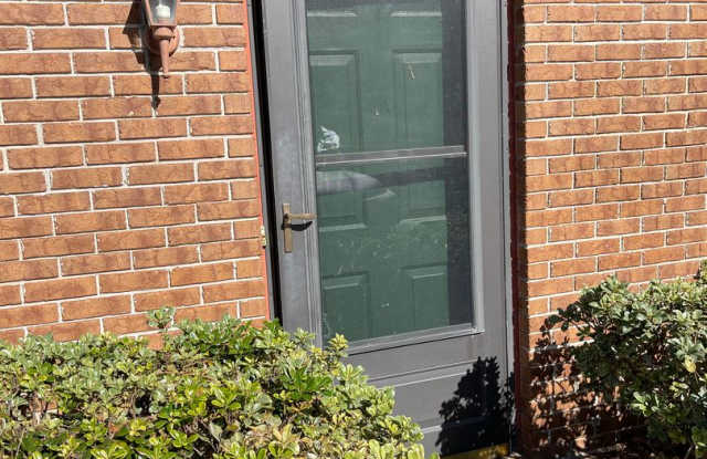 Cute 2 bedroom 1.5 bath townhome Gallery 3