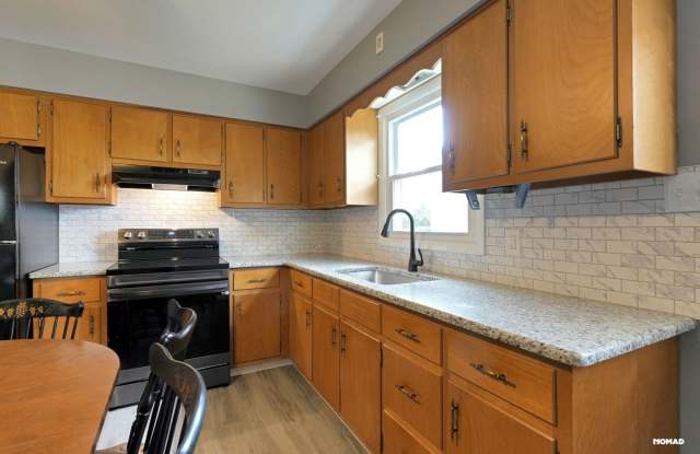 Charming Renovated 2 Bedroom Home in an Upscale area in Hudson, PA Gallery 3