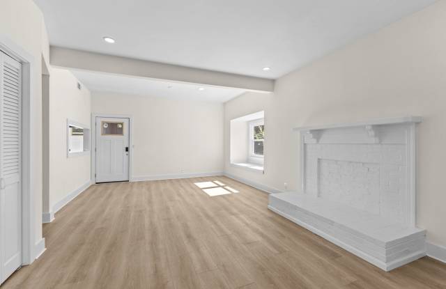 GREAT PRICE ON A 3 BD 1 BTH DUPLEX IN BELLEVUE. $1400 RENT. NEWLY REMODELED. Gallery 4