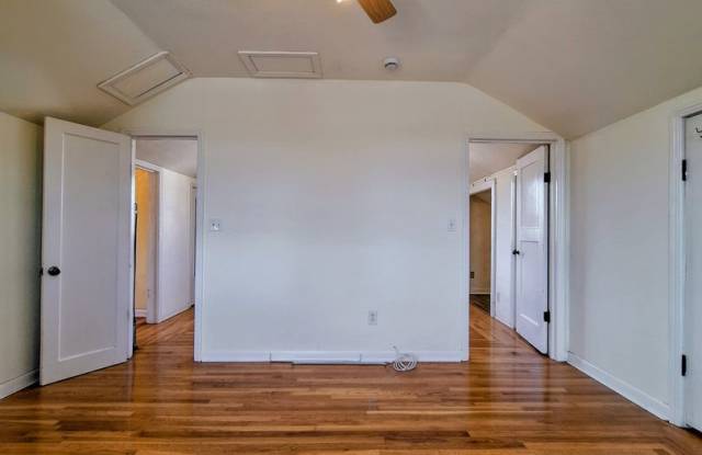 Charming 1bd Secon Floor Duplex w/Off-Street Parking & Accepting Cats! Gallery 4