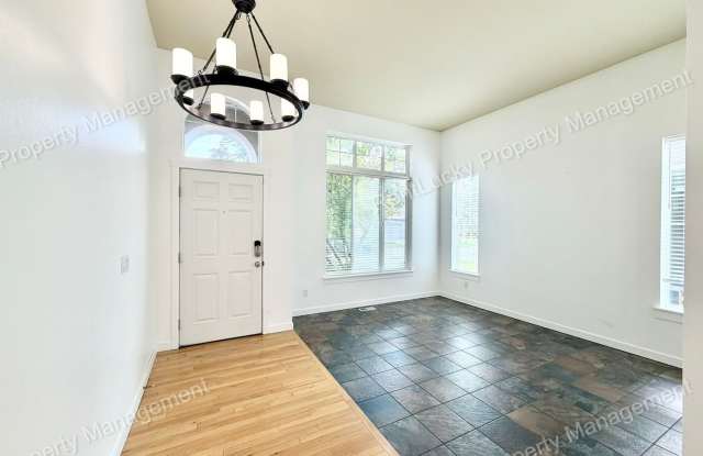 BEAUTIFUL 5 Bedroom in Bothell w/ Large Kitchen and Fenced Yard! ~ Gallery 1