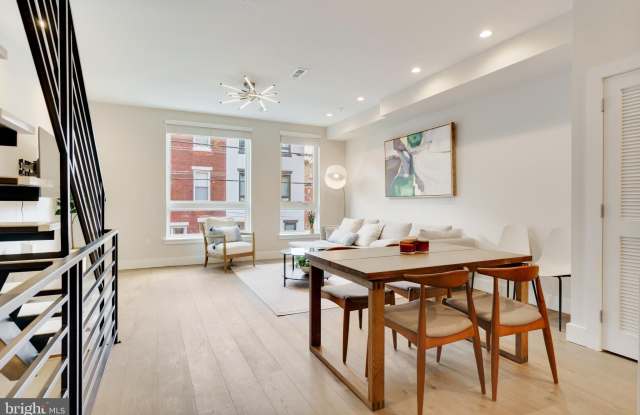 922 N 15TH Street unit: 2 photos photos