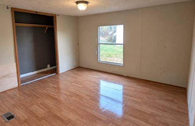 Country living with spacious front and backyard - 3 beds/ 2bath available now!! Gallery 4