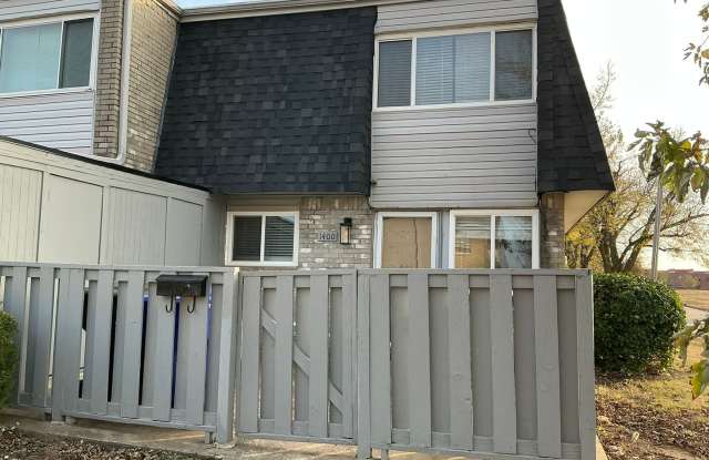 Updated and ready for move in! Close to OU campus! Community Pool, fenced in courtyard! 3 bathrooms! photos photos