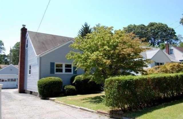 10 Leech Circle N Drive - 10 North Leech Circle, Glen Cove, NY 11542