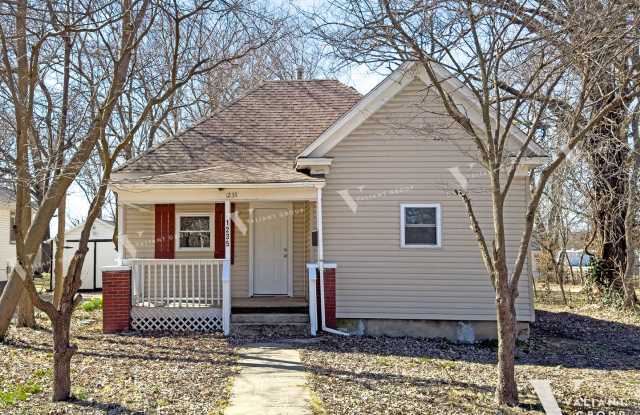 Charming 3-Bedroom, 1-Bathroom House in Weller Neighborhood photos photos