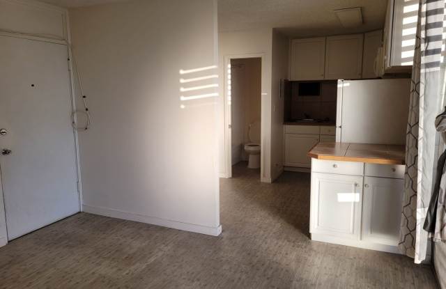 Great Location! Studio, 1 bath, 1 pkg w/Lanai. 300sqft unit . $1500 - 2649 Varsity Place, Honolulu, HI 96826