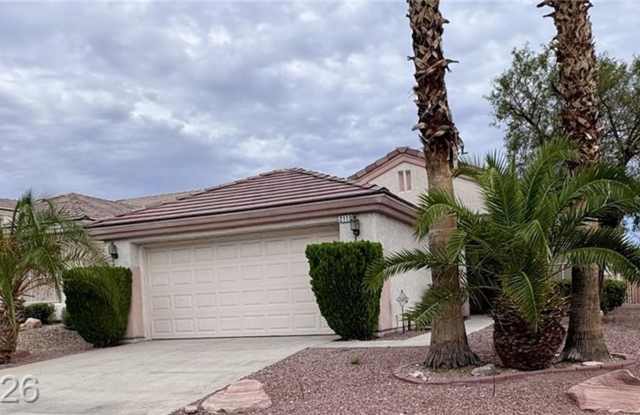 Beautiful 55+ Home with Vaulted Ceilings & Stainless Steel Kitchen Gallery 1