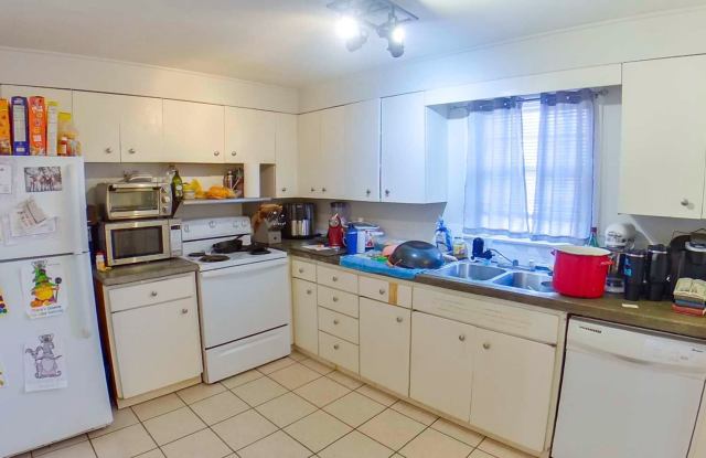 Great Location! 2 Blocks to Campus + Pet-Friendly + Off-Street Parking + Washer  Dryer Included! Available August 5th! photos photos