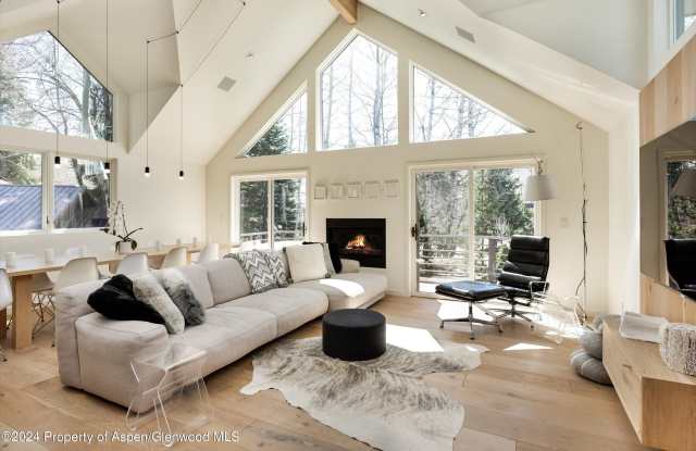 725 Castle Creek Drive Gallery 2