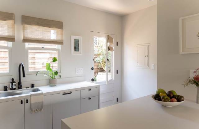 Beautiful 1 bed / 1 bath bungalow-style apartment now available! Gallery 4