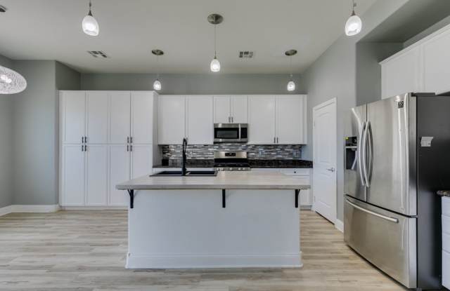 Spacious 4-Bed Home with Loft, Balcony  Stunning Views photos photos