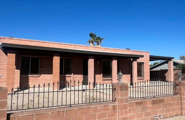 3 Bedroom/ 2 Bath Home Near Mission  Valencia - 2942 West Camino Bueno, Drexel Heights, AZ 85746